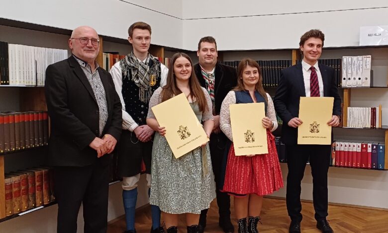 Geschichtsvereins-Direktor Wilhelm Wadl zeichnete Julia Ferlitsch, Selina Schwager und Philipp Sucher (v. l. n. r. in der vorderen Reihe) für ihre Maturaarbeiten aus. © Geschichtsverein/Heidi Rogy