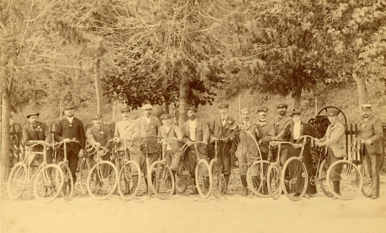 Der Radfahrclub Velden im Jahr 1897. Frauen waren damals bei Radfahrvereinen noch in der Minderheit. © Archiv der Marktgemeinde Velden